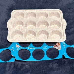 TRUDEAU Speckled Cream Silicone/Metal Muffin Tray - 12 Cup